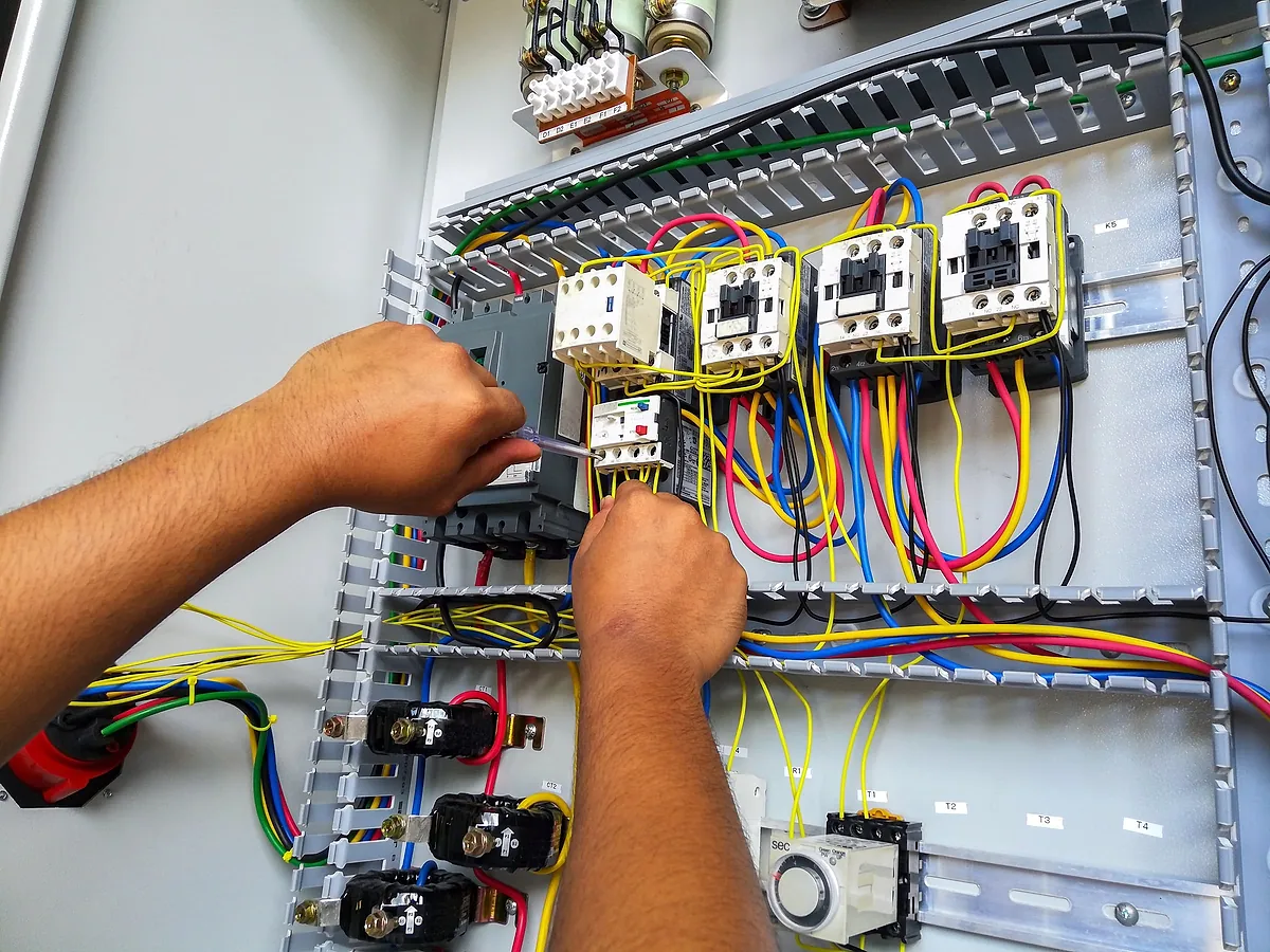 Electrical distribution board with metering and monitoring circuits