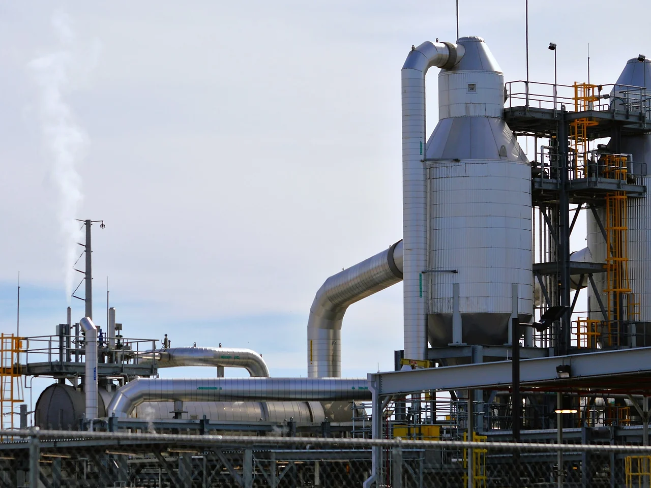 Industrial process plant with vessels, stacks and pipework