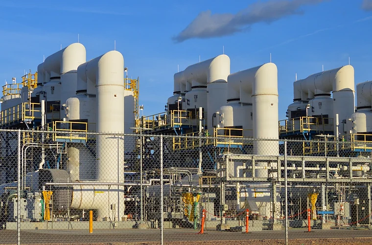 Large industrial process plant with vessels and pipework